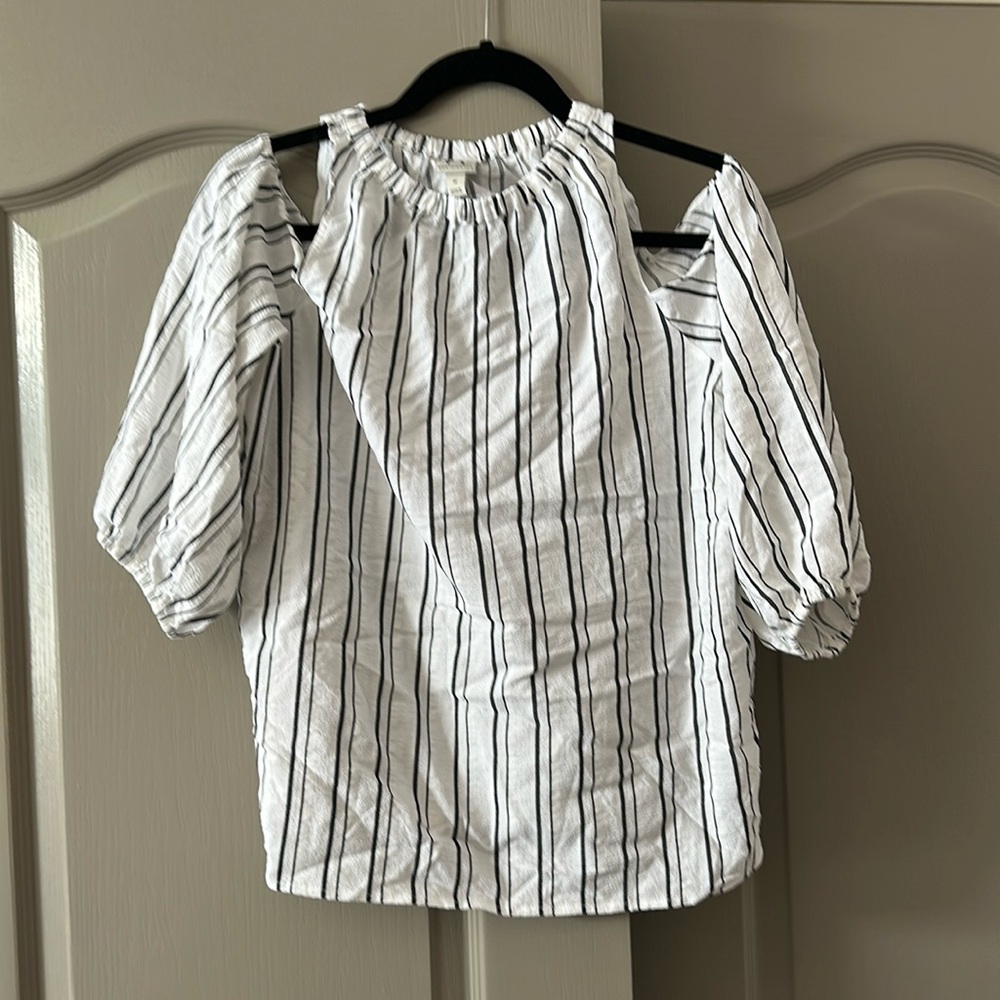 Cold shoulder women’s top
Short sleeve 
Size medium 
Black & white striped
